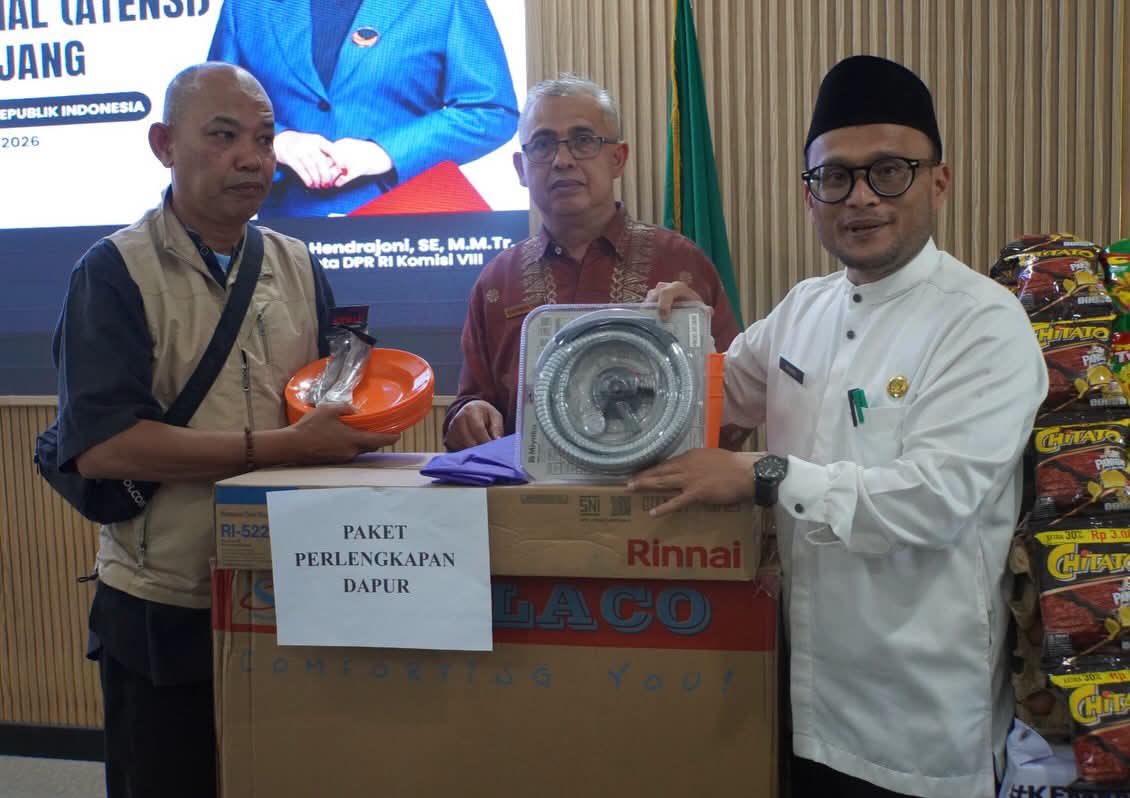 Kadinsos Winarno saat serahkan bantuan Kemensos.